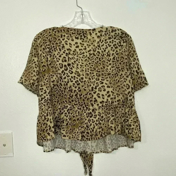 ASOS DESIGN Petite short sleeve tie front tea blouse in leopard print - Picture 4 of 5
